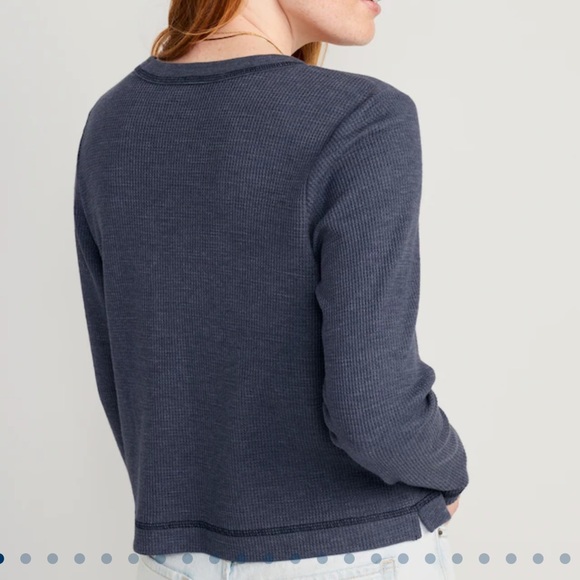 NWT OLD NAVY Cropped Waffle-Knit Scoop-Neck T-Shirt Color: Volcanic Glass - Picture 3 of 6